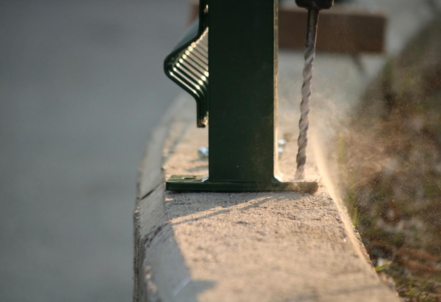 Comment installer une clôture à panneaux rigides