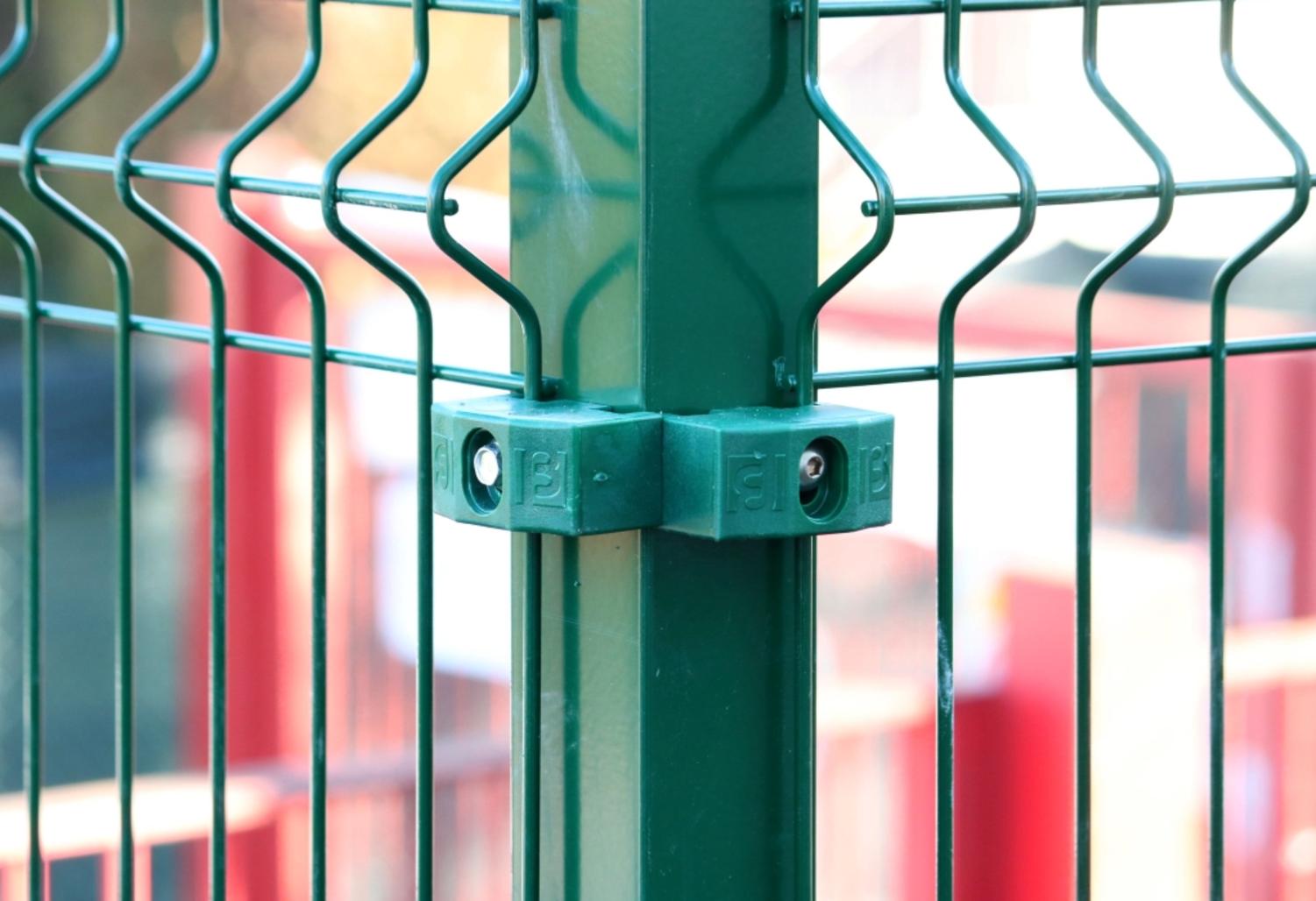 Comment installer une clôture à panneaux rigides