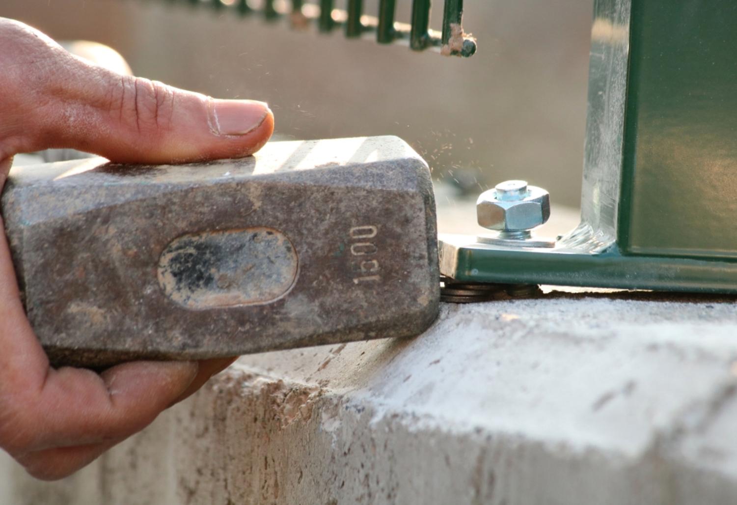 Comment installer une clôture à panneaux rigides