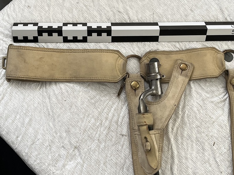 Prise de mesure d'un baudrier original en buffle (Musée de l'armée)