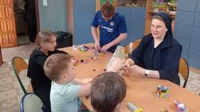 Des étoiles plein leurs mains : Un vrai Noël pour les enfants de Chorzów