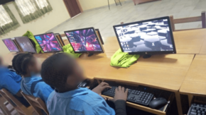 Déclic sur l'avenir : Équiper durablement une salle multimédia