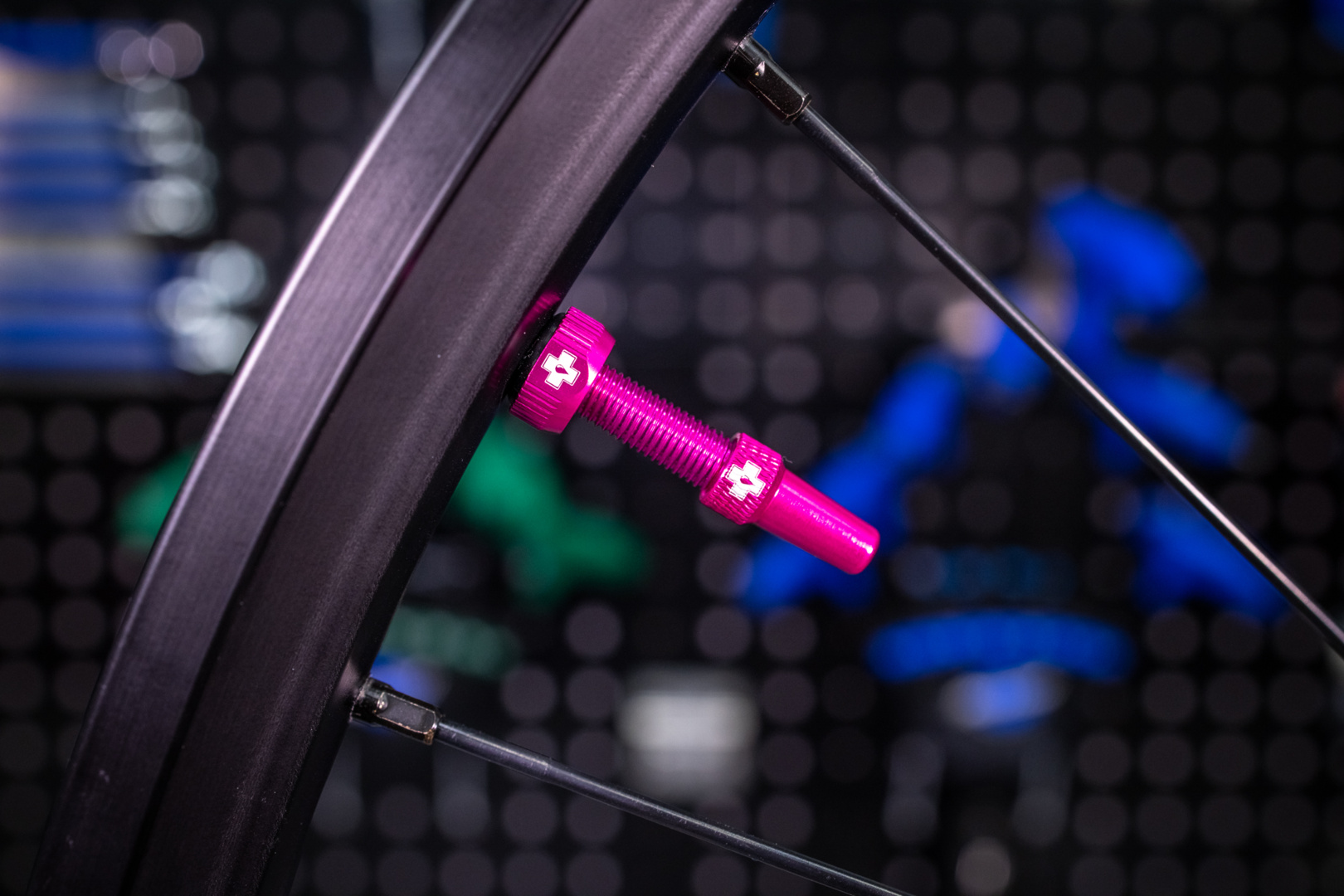 V2 Tubeless Valve Kit 44mm/pink – Bild 5