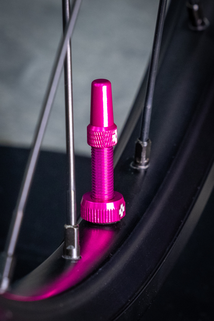 V2 Tubeless Valve Kit 44mm/pink – Bild 4