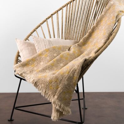 Minkštas lininis pledas su gėlių motyvais. Rudos - geltonos spalvos.