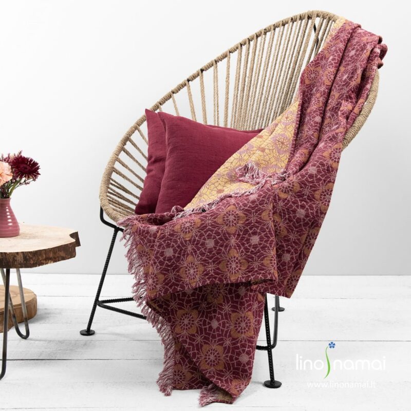 Raudonas lininis pledas gelsvu gėlėtu ra&scaron;tu