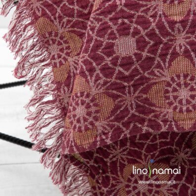 Vyšnių spalvos lininis pledas su gelsvomis gėlėmis