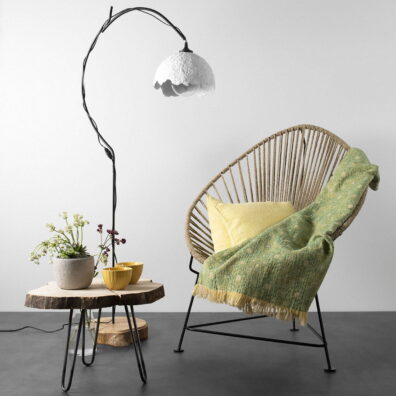 Žalsvas lininis pledas gelsvu gėlėtu raštu.