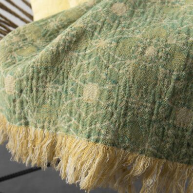 Lininis pledas, žalios geltonos spalvos su gėlėmis, - audinio vaizdas iš arti.