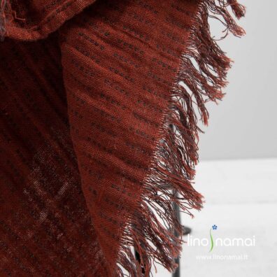 Raudonas dvipusis lininis pledas su brūkšneliais su kutais