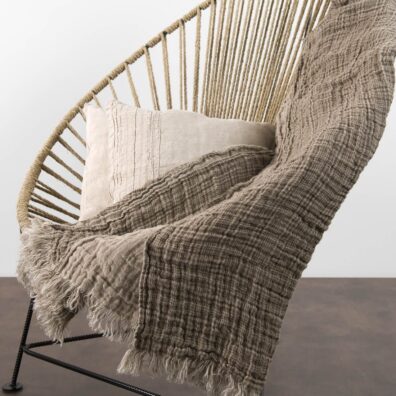 Rudas su langeliais dvipusis lininis pledas.