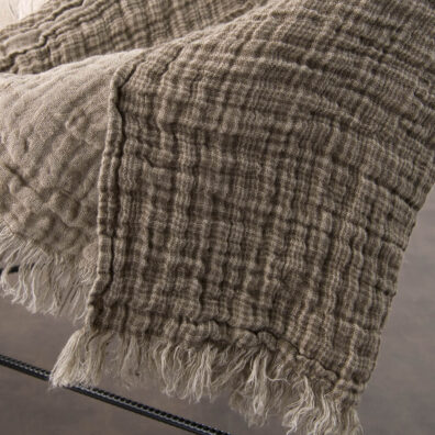 Lininis pledas - rudas, languotas audinys.