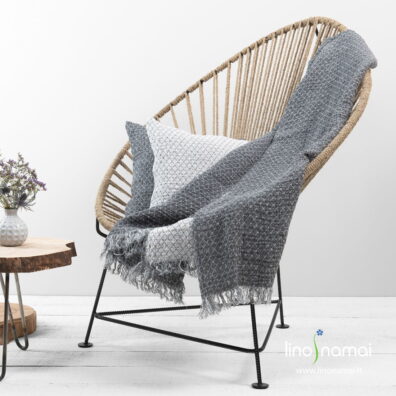 Pilkas lininis dvipusis pledas baltais rombais