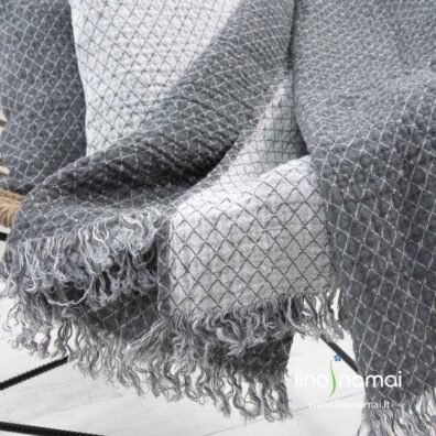 Dvipusis lininis pledas: pilka pusė su baltais rombais, balta su pilkais rombais