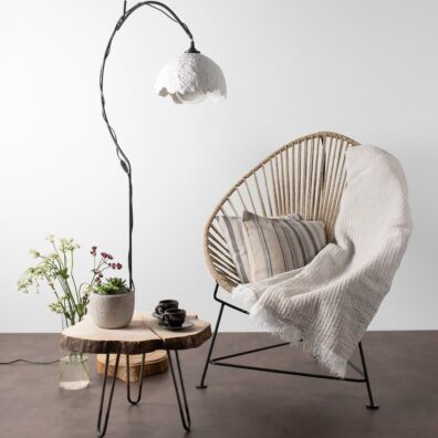 Pilkos spalvos pledas pagamintas iš lino, eglutės raštu.