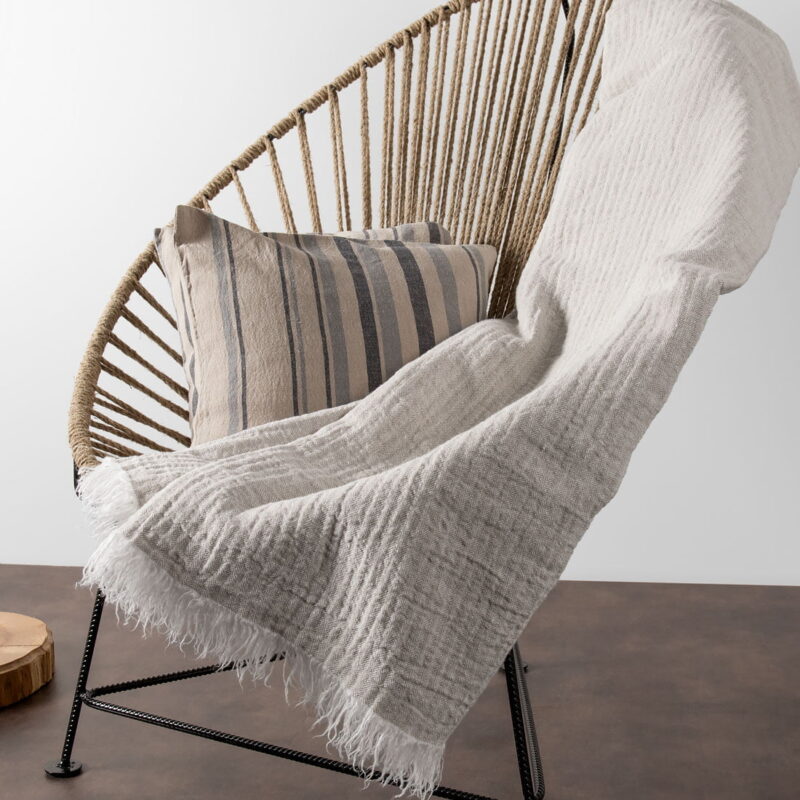 Lininis pledas pilkos spalvos, eglutės ra&scaron;tu.