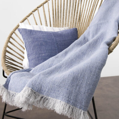 Mėlynas pledas iš lino su baltais kutais ir įdomiu raštu.