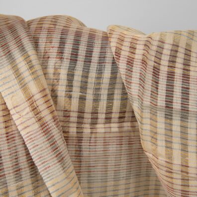 Permatomas dryžuotas lino audinys išaustas iš balto smėlio spalvos, rudai raudonų, žalsvai pilkų ir geltonai oranžinių verpalų