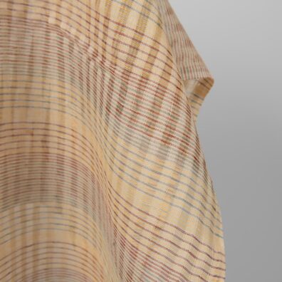 Permatomas lino audinys su tankaus ir retesnio pynimo juostelėmis