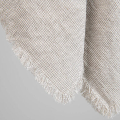 MENORA balta-pilkšvai rusva smulkiai raštuota skara su kutais visose kraštinėse