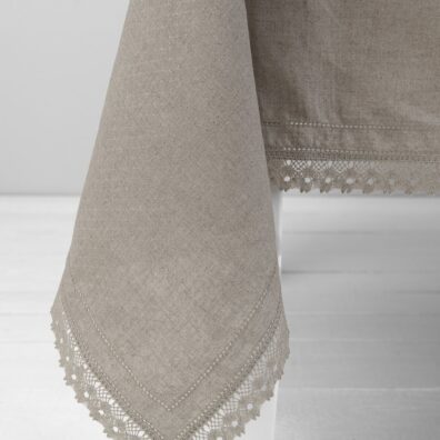NORA natūrali pilka lininė staltiesė puošta dviem mereškos eilutėmis ir nėriniu