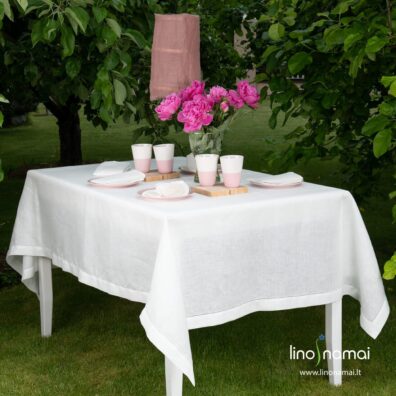 Balta lininė staltiesė mereškuotais kraštais