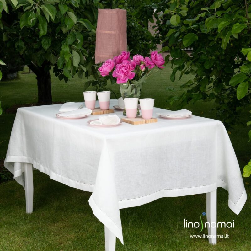 Balta lininė staltiesė mereškuotais kraštais