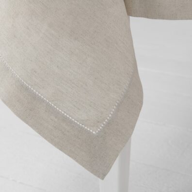 LUNA LAIT šviesiai pilka lino-medvilnės staltiesė mereškuota, su 4cm kraštinių palenkimu