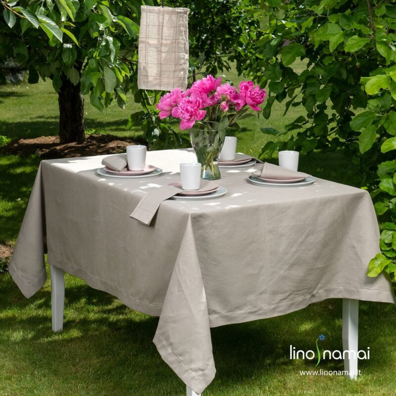 Pilka lininė staltiesė mere&scaron;kuotais kra&scaron;tais