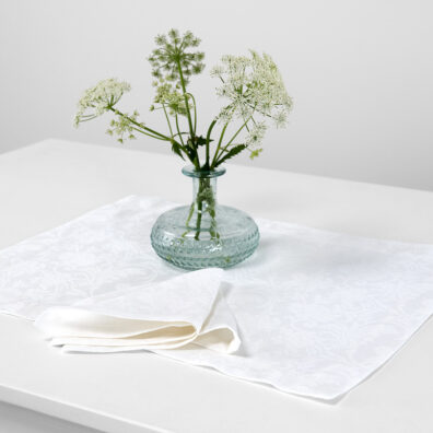 FLORA ryškiai baltas žakardinis lino-medvilnės patiesaliukas