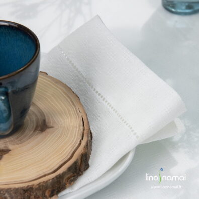 Kiauraraščiu austa pieno baltumo servetėlė mereškuota