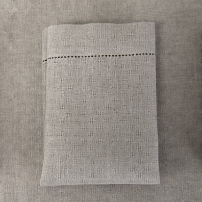 TANGO natūrali pilka lininė servetėlė kiauraraščio raštu, mereškuota, su 4cm kraštinių palenkimu