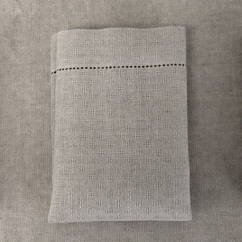 TANGO natūrali pilka lininė servetėlė kiaurara&scaron;čio ra&scaron;tu, mere&scaron;kuota, su 4cm kra&scaron;tinių palenkimu