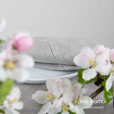 Raštuota, mereškuota šviesiai pilka lino servetėlė