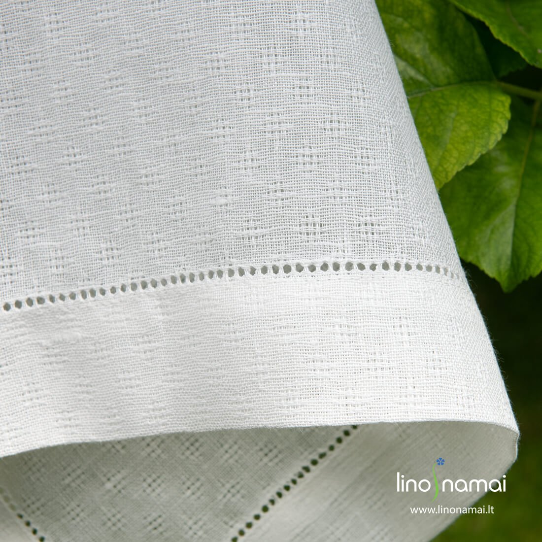 Lininė pieno baltumo staltiesė su kiauraraščio langeliais ir mereškuotomis kraštinėmis