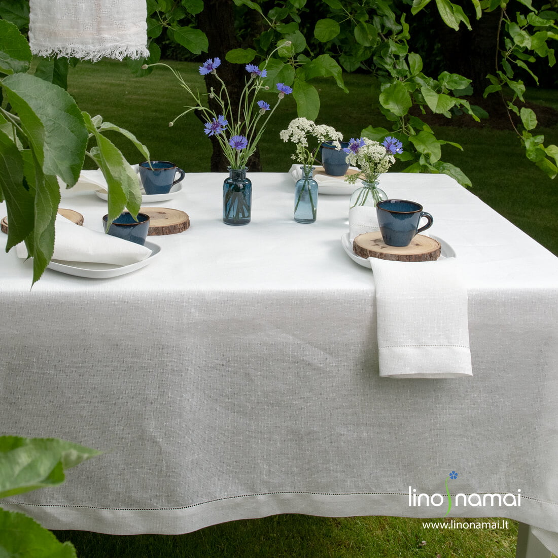 Lininė pieno baltumo staltiesė su kiauraraščio langeliais