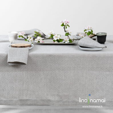 Šviesiai pilka lino staltiesė ažūriniais rombais ir mereškuotomis kraštinėmis