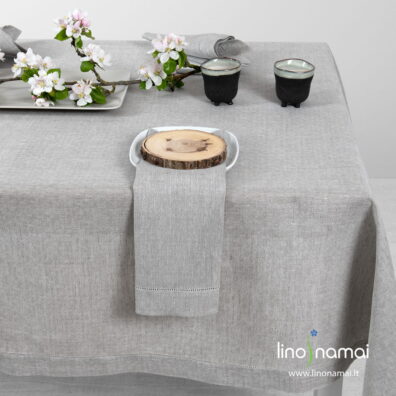 Šviesiai pilka lininė ažūrinė staltiesė ir derančios servetėlės