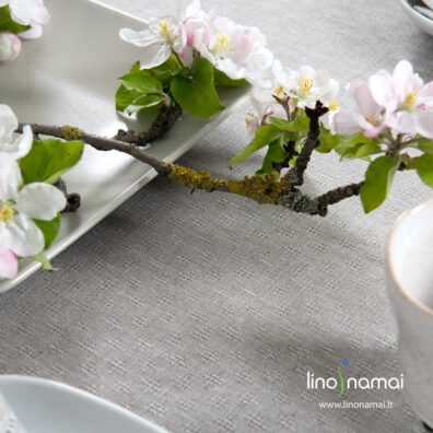 Šviesiai pilka lininė staltiesė ažūriniu raštu