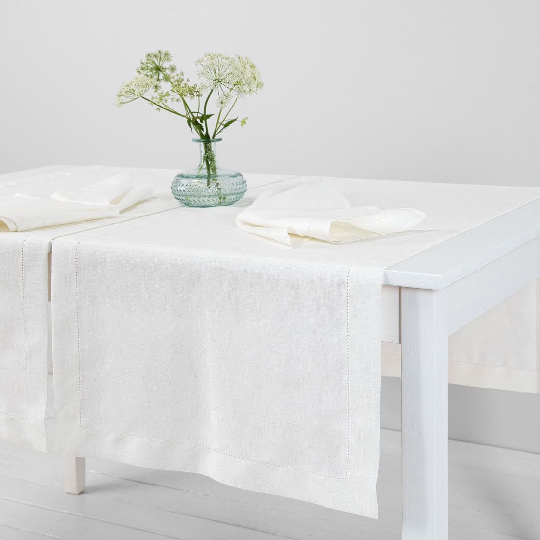 AIRA lininis pieno baltumo takelis