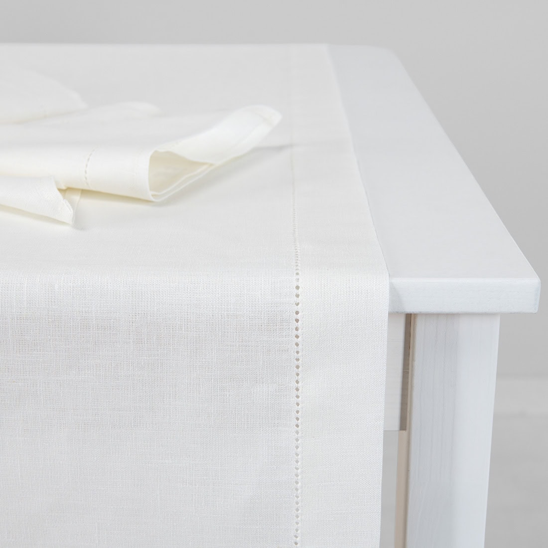 AIRA lininis pieno baltumo takelis mereškuotas, su 4cm pločio kraštinių palenkimu