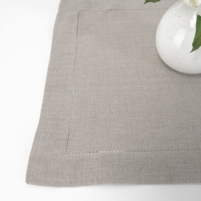 AIRA lininis natūralus pilkas patiesaliukas mereškuotas, su 4cm pločio kraštinių palenkimu