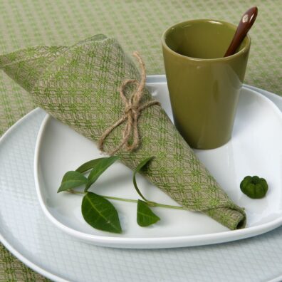 Lininė servetėlė žalios ir pilkos spalvos.