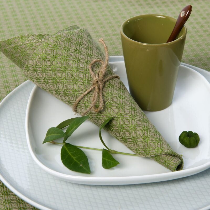 Lininė servetėlė žalios ir pilkos spalvos.