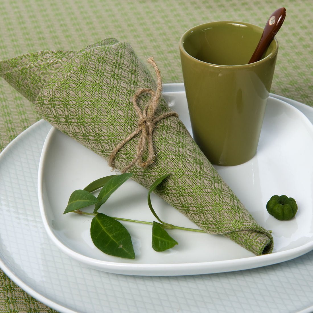 Lininė servetėlė žalios ir pilkos spalvos.