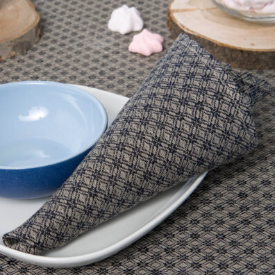 Lininė stalo servetėle pilko su tamsiai mėlynos spalvos rombais.