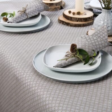 Pilkos lininės staltiesės su bailtais rombais audinio vaizdas iš arti.