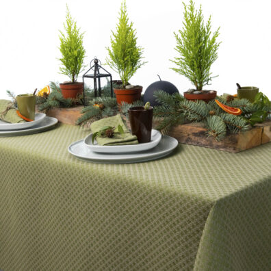 Lininė staltiese su žaliais rombais.