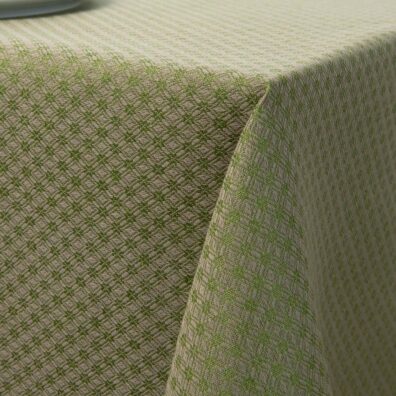 Lininės staltiesės su žaliu rombu raštu, stalo kampo vaizdas.