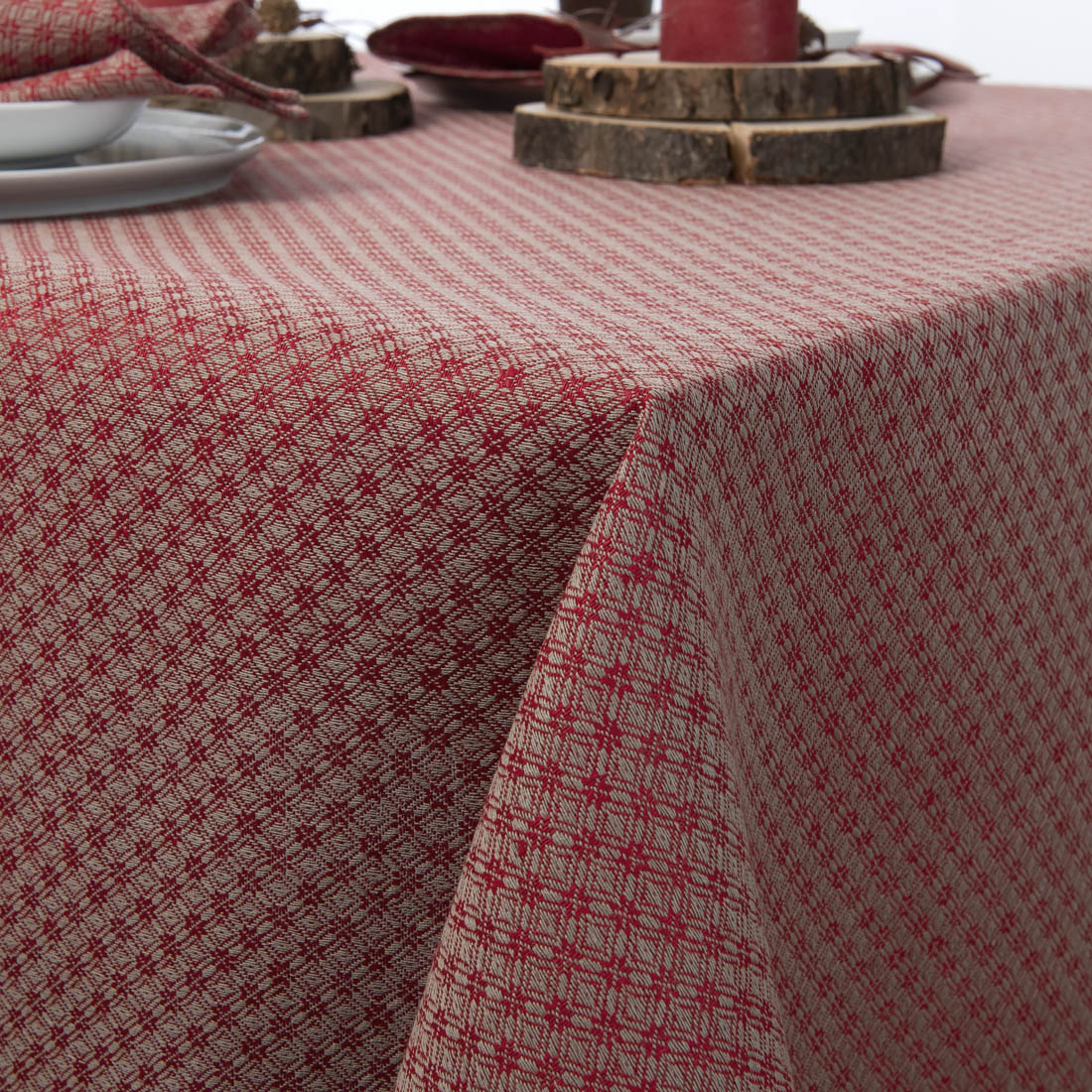 Pilkos lininės staltiesės su raudonais rombais, stalo kampo vaizdas.